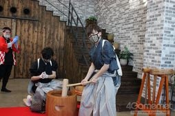 画像集#017のサムネイル/「あんスタ!!」配信番組「CAFE CINNAMON ニキズキッチン」第7回収録現場に潜入レポート。餅つき&おもちピザに挑戦!