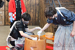 画像集#018のサムネイル/「あんスタ!!」配信番組「CAFE CINNAMON ニキズキッチン」第7回収録現場に潜入レポート。餅つき&おもちピザに挑戦!