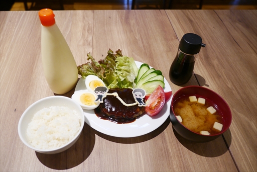 画像ギャラリー No.018のサムネイル画像 / カプコンカフェ×「十三機兵防衛圏」コラボは9月24日にスタート。焼きそばパンやハンバーグプレートなどが振る舞われた試食会をレポート