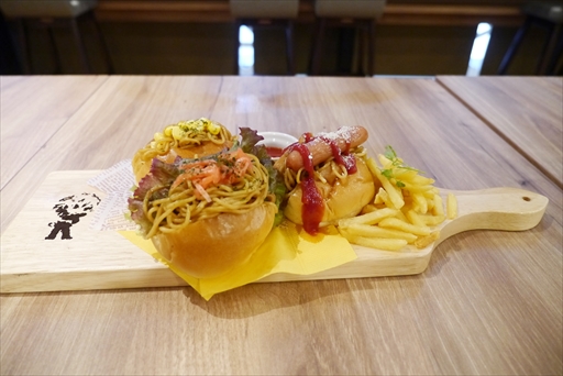 画像ギャラリー No.019のサムネイル画像 / カプコンカフェ×「十三機兵防衛圏」コラボは9月24日にスタート。焼きそばパンやハンバーグプレートなどが振る舞われた試食会をレポート