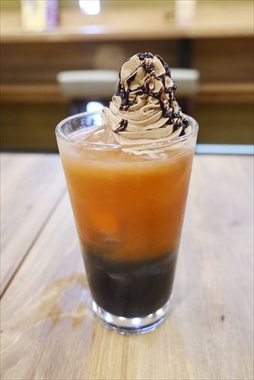 画像ギャラリー No.033のサムネイル画像 / カプコンカフェ×「十三機兵防衛圏」コラボは9月24日にスタート。焼きそばパンやハンバーグプレートなどが振る舞われた試食会をレポート