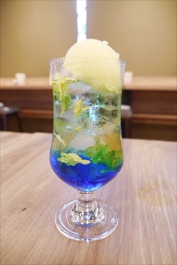 画像ギャラリー No.037のサムネイル画像 / カプコンカフェ×「十三機兵防衛圏」コラボは9月24日にスタート。焼きそばパンやハンバーグプレートなどが振る舞われた試食会をレポート