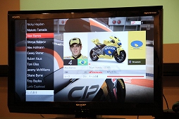 画像ギャラリー No.007のサムネイル画像 / 「MotoGP 15」のメディアブリーフィングが開催。元MotoGPレーシングライダーの中野真矢さんが,現役時代のデータでプレイを披露