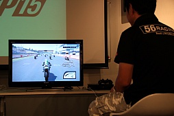 画像ギャラリー No.026のサムネイル画像 / 「MotoGP 15」のメディアブリーフィングが開催。元MotoGPレーシングライダーの中野真矢さんが,現役時代のデータでプレイを披露