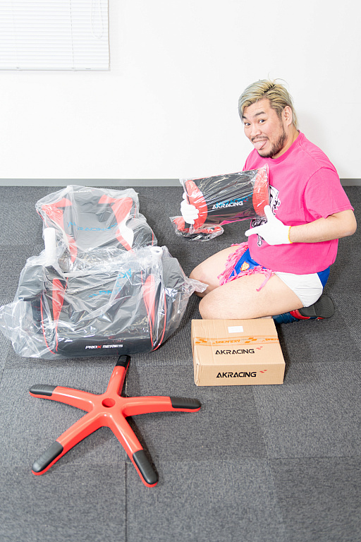 画像ギャラリー No.005のサムネイル画像 / 【PR】老舗“ゲーミングチェア”メーカーAKRacingのハイエンドモデル“Pro-X”。「お手軽に組み立てられる」は本当なのか,男色ディーノが組み立てヒヒョー
