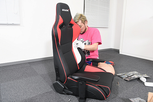 画像ギャラリー No.010のサムネイル画像 / 【PR】老舗“ゲーミングチェア”メーカーAKRacingのハイエンドモデル“Pro-X”。「お手軽に組み立てられる」は本当なのか,男色ディーノが組み立てヒヒョー