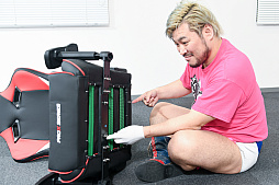 画像ギャラリー No.014のサムネイル画像 / 【PR】老舗“ゲーミングチェア”メーカーAKRacingのハイエンドモデル“Pro-X”。「お手軽に組み立てられる」は本当なのか,男色ディーノが組み立てヒヒョー