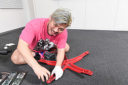 画像ギャラリー No.021のサムネイル画像 / 【PR】老舗“ゲーミングチェア”メーカーAKRacingのハイエンドモデル“Pro-X”。「お手軽に組み立てられる」は本当なのか,男色ディーノが組み立てヒヒョー