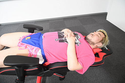 画像ギャラリー No.027のサムネイル画像 / 【PR】老舗“ゲーミングチェア”メーカーAKRacingのハイエンドモデル“Pro-X”。「お手軽に組み立てられる」は本当なのか,男色ディーノが組み立てヒヒョー