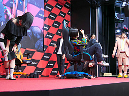 ꡼ No.021 | TGS 2019ϡߤRacing in TGS ɥ餱ΥԥåפǤAKRacingפΰŪʰ괶