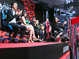 ꡼ No.028 | TGS 2019ϡߤRacing in TGS ɥ餱ΥԥåפǤAKRacingפΰŪʰ괶