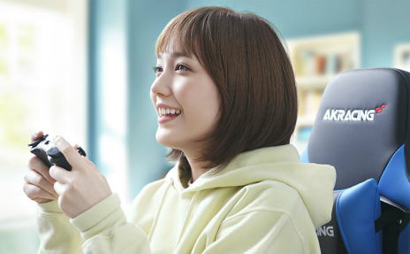 画像ギャラリー No.004のサムネイル画像 / AKRacing製チェアのイメージキャラクターに本田 翼さんが就任