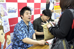 画像ギャラリー No.002のサムネイル画像 / 「逆転裁判6」サイン&握手会をレポート。江城元秀氏と山﨑 剛氏への合同インタビューと合わせてお届け