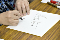 画像ギャラリー No.008のサムネイル画像 / 「逆転裁判6」サイン&握手会をレポート。江城元秀氏と山﨑 剛氏への合同インタビューと合わせてお届け