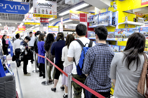 画像ギャラリー No.010のサムネイル画像 / 「逆転裁判6」サイン&握手会をレポート。江城元秀氏と山﨑 剛氏への合同インタビューと合わせてお届け