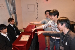 画像ギャラリー No.010のサムネイル画像 / アニメ「逆転裁判」のリアル脱出ゲーム“霊媒村殺人事件”を先行体験。謎解きに頭を悩ませた60分間をレポート