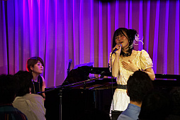 画像ギャラリー No.001のサムネイル画像 / 小寺可南子さん&谷岡久美さんによるアコースティックイベントをレポート。あのRPGのテーマソングなどが“ちょっと大人”に演じられた