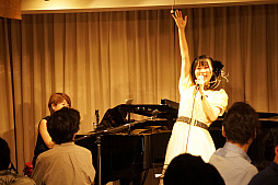 画像ギャラリー No.008のサムネイル画像 / 小寺可南子さん&谷岡久美さんによるアコースティックイベントをレポート。あのRPGのテーマソングなどが“ちょっと大人”に演じられた