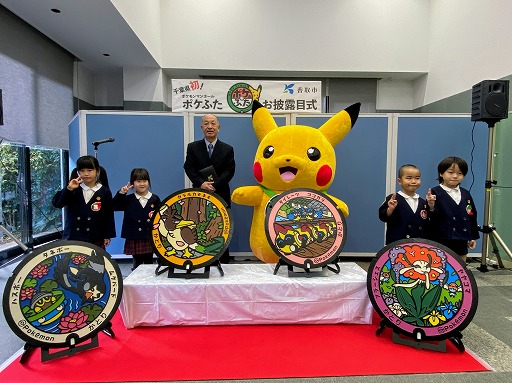 画像ギャラリー No.004のサムネイル画像 / 「ポケふた」が千葉県にはじめて登場。ガラルカモネギをはじめとした4枚が香取市に設置