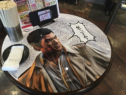 画像ギャラリー No.005のサムネイル画像 / 「龍が如く6 命の詩。」ゲーム内に登場する飲食店が,歌舞伎町の新宿東宝ビル1階でラッピング店舗を展開