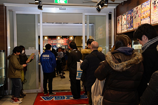 ゲームセンター「セガ新宿歌舞伎町」のオープン記念イベント「龍が如く 神室町ギャラリー」が開催中。名越稔洋氏によるサイン会の模様をレポート