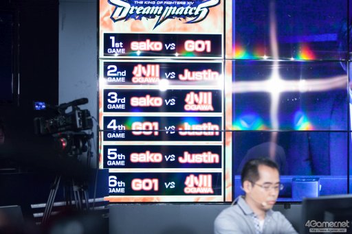 画像ギャラリー No.010のサムネイル画像 / sako選手のダイナソーが,Justin選手の庵が大暴れ。4人の有名プレイヤーによって争われた「KOF XIV DREAM MATCH」フォトレポート。優勝はGO1選手の手に