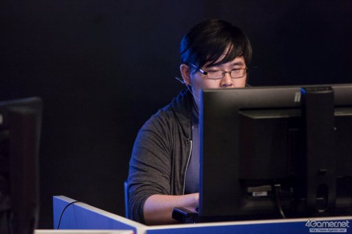 画像ギャラリー No.013のサムネイル画像 / sako選手のダイナソーが,Justin選手の庵が大暴れ。4人の有名プレイヤーによって争われた「KOF XIV DREAM MATCH」フォトレポート。優勝はGO1選手の手に