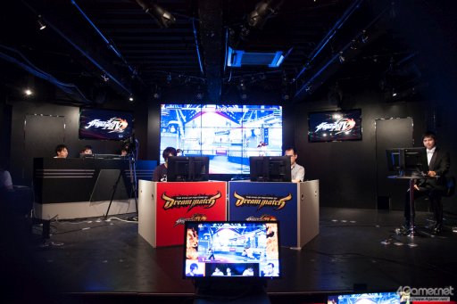 画像ギャラリー No.016のサムネイル画像 / sako選手のダイナソーが,Justin選手の庵が大暴れ。4人の有名プレイヤーによって争われた「KOF XIV DREAM MATCH」フォトレポート。優勝はGO1選手の手に