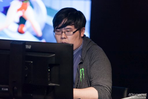 画像ギャラリー No.018のサムネイル画像 / sako選手のダイナソーが,Justin選手の庵が大暴れ。4人の有名プレイヤーによって争われた「KOF XIV DREAM MATCH」フォトレポート。優勝はGO1選手の手に