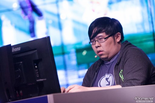 画像ギャラリー No.020のサムネイル画像 / sako選手のダイナソーが,Justin選手の庵が大暴れ。4人の有名プレイヤーによって争われた「KOF XIV DREAM MATCH」フォトレポート。優勝はGO1選手の手に