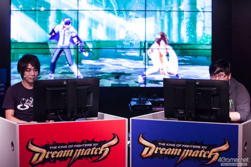 画像ギャラリー No.025のサムネイル画像 / sako選手のダイナソーが,Justin選手の庵が大暴れ。4人の有名プレイヤーによって争われた「KOF XIV DREAM MATCH」フォトレポート。優勝はGO1選手の手に