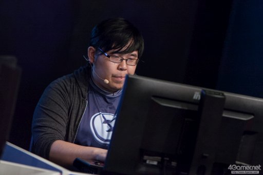 画像ギャラリー No.027のサムネイル画像 / sako選手のダイナソーが,Justin選手の庵が大暴れ。4人の有名プレイヤーによって争われた「KOF XIV DREAM MATCH」フォトレポート。優勝はGO1選手の手に