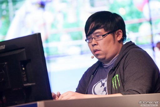 画像ギャラリー No.031のサムネイル画像 / sako選手のダイナソーが,Justin選手の庵が大暴れ。4人の有名プレイヤーによって争われた「KOF XIV DREAM MATCH」フォトレポート。優勝はGO1選手の手に