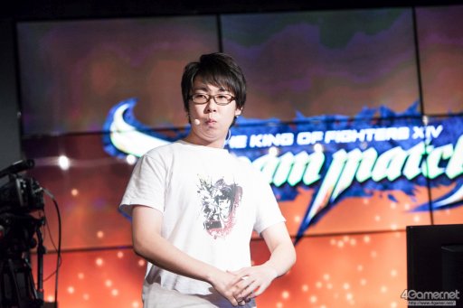 画像ギャラリー No.032のサムネイル画像 / sako選手のダイナソーが,Justin選手の庵が大暴れ。4人の有名プレイヤーによって争われた「KOF XIV DREAM MATCH」フォトレポート。優勝はGO1選手の手に