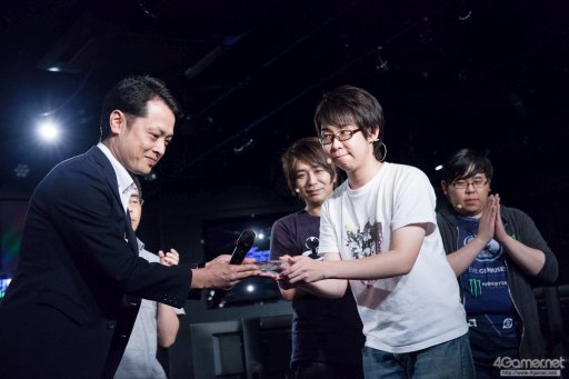 画像ギャラリー No.033のサムネイル画像 / sako選手のダイナソーが,Justin選手の庵が大暴れ。4人の有名プレイヤーによって争われた「KOF XIV DREAM MATCH」フォトレポート。優勝はGO1選手の手に