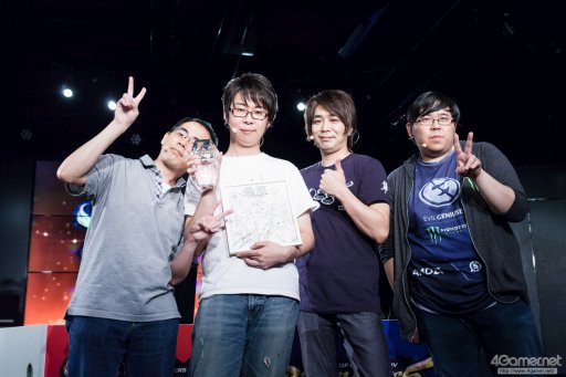 画像ギャラリー No.036のサムネイル画像 / sako選手のダイナソーが,Justin選手の庵が大暴れ。4人の有名プレイヤーによって争われた「KOF XIV DREAM MATCH」フォトレポート。優勝はGO1選手の手に