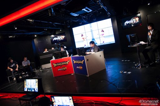 画像ギャラリー No.037のサムネイル画像 / sako選手のダイナソーが,Justin選手の庵が大暴れ。4人の有名プレイヤーによって争われた「KOF XIV DREAM MATCH」フォトレポート。優勝はGO1選手の手に