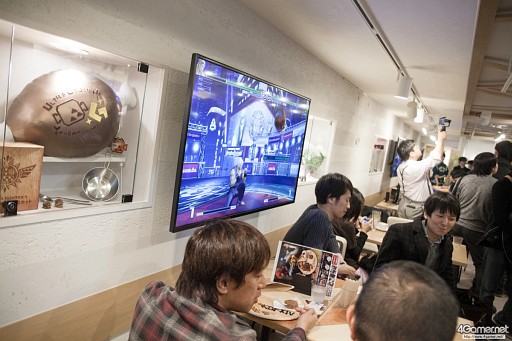 画像ギャラリー No.007のサムネイル画像 / ガチ勢からコスプレイヤーまで,幅広いKOFファンが集まった「THE KING OF FESTIVAL 2016」フォトレポート。トーナメント優勝はM´選手