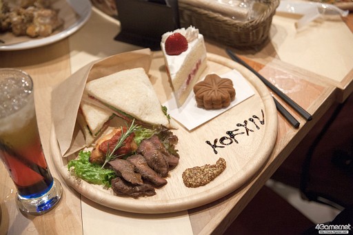 画像ギャラリー No.010のサムネイル画像 / ガチ勢からコスプレイヤーまで,幅広いKOFファンが集まった「THE KING OF FESTIVAL 2016」フォトレポート。トーナメント優勝はM´選手