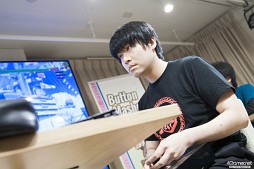 画像ギャラリー No.020のサムネイル画像 / ガチ勢からコスプレイヤーまで,幅広いKOFファンが集まった「THE KING OF FESTIVAL 2016」フォトレポート。トーナメント優勝はM´選手