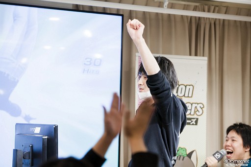 画像ギャラリー No.035のサムネイル画像 / ガチ勢からコスプレイヤーまで,幅広いKOFファンが集まった「THE KING OF FESTIVAL 2016」フォトレポート。トーナメント優勝はM´選手