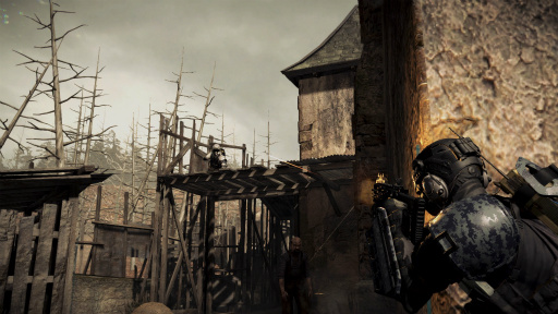 画像ギャラリー No.016のサムネイル画像 / 「バイオハザード アンブレラコア」プレイレポート。不気味なガナードが徘徊する「4」の舞台,「発端の村」で対戦してきた