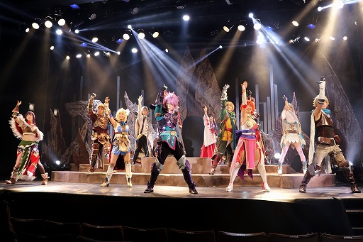 画像ギャラリー No.001のサムネイル画像 / ナマで鑑賞する殺陣の迫力に圧倒。「誰ガ為のアルケミスト」の「舞台版『聖石の追憶』〜闇ヲ見つめる者〜」公演レポート