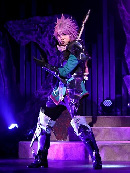 画像ギャラリー No.003のサムネイル画像 / ナマで鑑賞する殺陣の迫力に圧倒。「誰ガ為のアルケミスト」の「舞台版『聖石の追憶』〜闇ヲ見つめる者〜」公演レポート