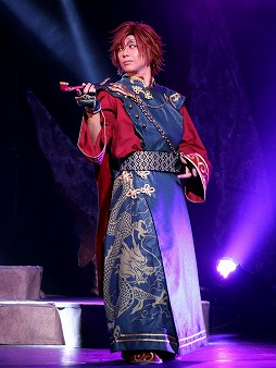 画像ギャラリー No.004のサムネイル画像 / ナマで鑑賞する殺陣の迫力に圧倒。「誰ガ為のアルケミスト」の「舞台版『聖石の追憶』〜闇ヲ見つめる者〜」公演レポート