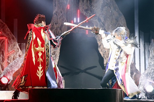 画像ギャラリー No.006のサムネイル画像 / ナマで鑑賞する殺陣の迫力に圧倒。「誰ガ為のアルケミスト」の「舞台版『聖石の追憶』〜闇ヲ見つめる者〜」公演レポート