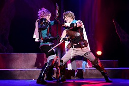 画像ギャラリー No.007のサムネイル画像 / ナマで鑑賞する殺陣の迫力に圧倒。「誰ガ為のアルケミスト」の「舞台版『聖石の追憶』〜闇ヲ見つめる者〜」公演レポート