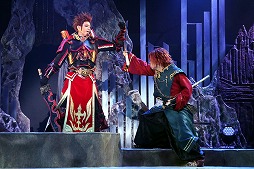 画像ギャラリー No.008のサムネイル画像 / ナマで鑑賞する殺陣の迫力に圧倒。「誰ガ為のアルケミスト」の「舞台版『聖石の追憶』〜闇ヲ見つめる者〜」公演レポート