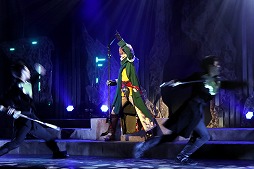 画像ギャラリー No.010のサムネイル画像 / ナマで鑑賞する殺陣の迫力に圧倒。「誰ガ為のアルケミスト」の「舞台版『聖石の追憶』〜闇ヲ見つめる者〜」公演レポート