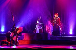 画像ギャラリー No.018のサムネイル画像 / ナマで鑑賞する殺陣の迫力に圧倒。「誰ガ為のアルケミスト」の「舞台版『聖石の追憶』〜闇ヲ見つめる者〜」公演レポート